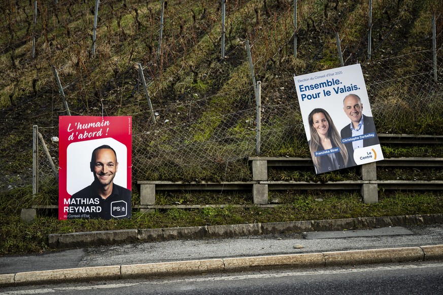 Des affiches pour l&#039;election du Conseil d&#039;Etat du canton du Valais avec le candidat du parti PS, Mathias Reynard et les candidats du parti Le Centre, Franziska Biner et Christophe Darbellay, ...