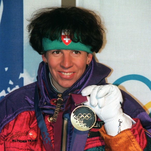 Vreni Schneider zeigt am 27. Februar 1994 am Flughafen Kloten ihre Gold-Medaille fuer den Sieg im Slalom, sowie die Silber- (Kombination) und Bronze-Medaille (Riesenslalom), welche sie an den Olympisc ...