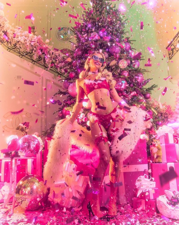 Nue sous le sapin, Paris Hilton divise la Toile