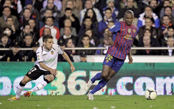 epa03088583 FC Barcelona´s French Eric Abidal (R) vies with Valencia CF´s Jordi Alba (L) during the Spanish King Cup semi final first leg match played at the Mestalla stadium in Valencia, Spain, 01 Fe ...