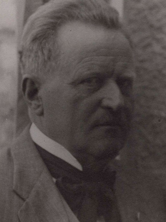 Portrait de Steivan Brunies, vers 1930.
https://ub-portraets.ub.unibas.ch/de/detail/portraets2_9953006300105504