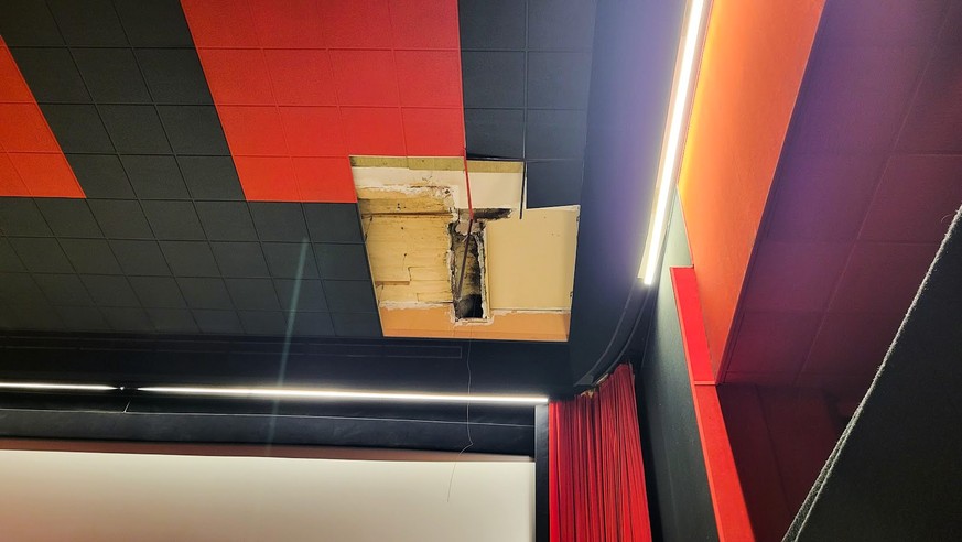 Un morceau du faux plafond de la salle de cinéma Plaza à La Chaux-de-Fonds s'est détaché dimanche.