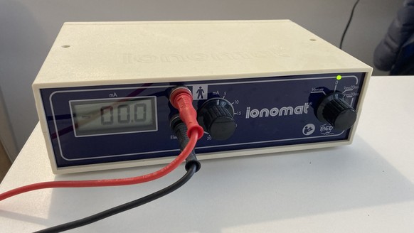 «Ionomat» est le nom du fabricant. L'intensité se règle via la molette située au centre de l'appareil.