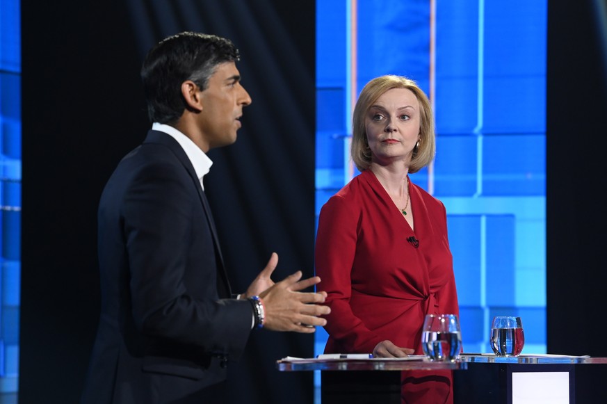 epa10076420 A handout photo made available by ITV shows Conservative leadership candidates Rishi Sunak (L) and Liz Truss during &#039;Britain&#039;s Next Prime Minister: The ITV Debate&#039; at Rivers ...