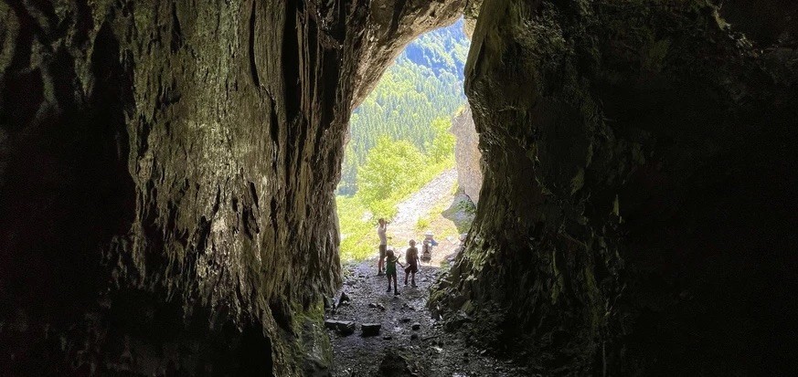 Une imposante cavité naturelle offrant un peu de fraîcheur lors d'une randonnée estivale.