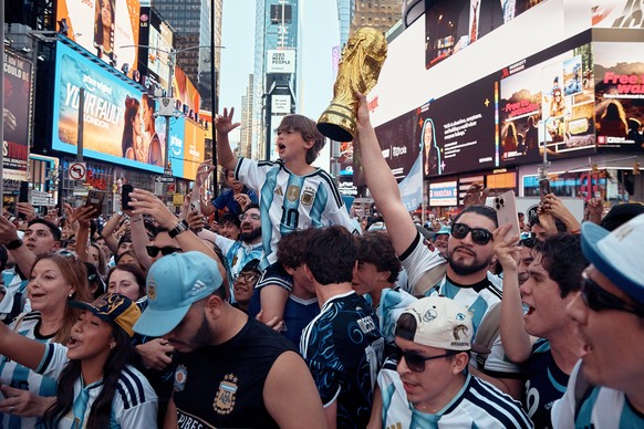 Fans of Argentina take part in a pre-match rally in support of the Argentina national soccer team in Times Square, Monday, June 15, 2026, in New York. (AP Photo/Andres Kudacki)
New York WCup Soccer Re ...