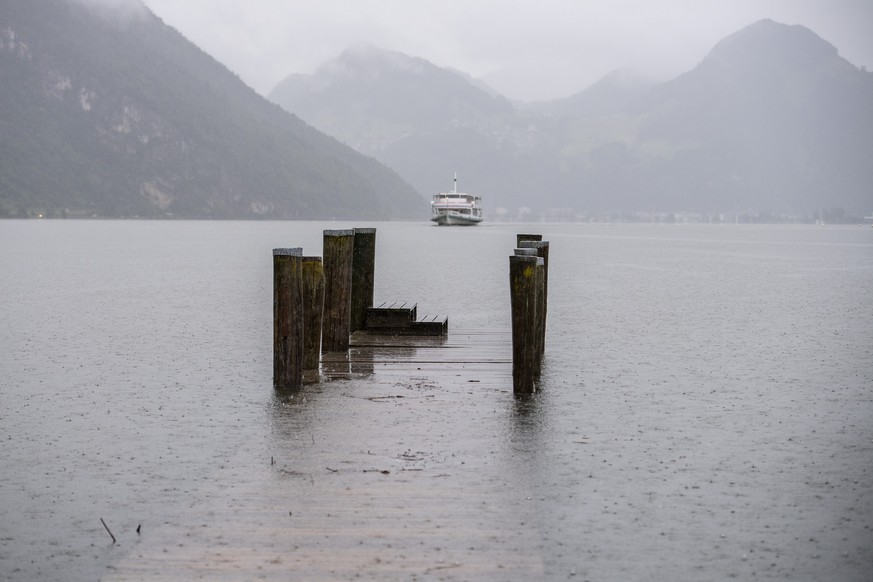 Die Uferpromenade in Alpnach-Stad im Kanton Obwalden am Vierwaldstaettersee ist nach den heftigen Regenfaellen ueberspuehlt, am Dienstag, 13. Juli 2021, in Alpnach. Der Wasserspiegel des Vierwaldstaet ...