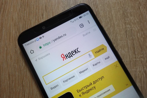 Le site web de Yandex (yandex.ru) affiché sur un smartphone.