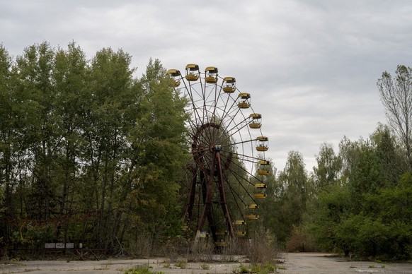 La grand-roue de Pripyat est visible loin à la ronde.