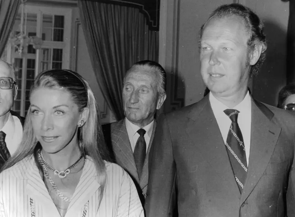 Au-delà d'un accident de la route qui aurait pu leur être fatal, les deux amants ont surtout survécu au refus du père de Victor-Emmanuel de les voir se marier.