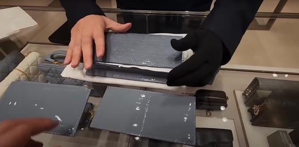 Le pasteur a pris soin de filmer l'achat de la fameuse pochette Dior, dans une boutique de Séoul.