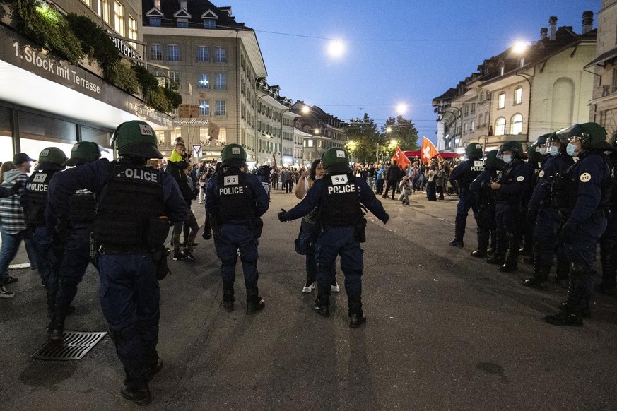 La police cantonale bernoise est déployée en force pour contrer la manifestation non autorisée.