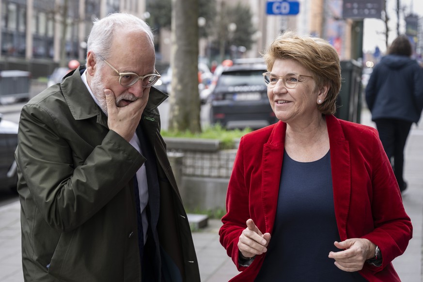 Bundespraesidentin Viola Amherd, rechts, diskutiert mit Staatssekretaer Alexandre Fasel, nach ihren Treffen in der EU-Kommission, am Montag, 18. Maerz 2024 in Bruessel, Belgien. Der Besuch der Bundesp ...
