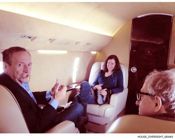 Larry Summers, ministre américain des finances sous Bill Clinton, et Jeffrey Epstein dans un avion.