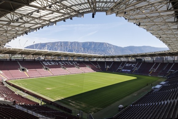 Le gazon en mauvaise etat du stade de Geneve est photographie depuis le Event center de la Praille, ce mardi 19 mars 2024 a Geneve. (KEYSTONE/Salvatore Di Nolfi)
