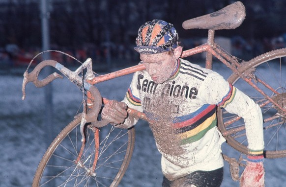 Même année, même équipe, même cycliste, mais autre discipline: course de cyclocross en décembre 1976.
https://permalink.nationalmuseum.ch/100825303