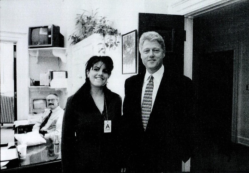 Monica Lewinsky, alors stagiaire à la Maison-Blanche, aux côtés de l'ex-président des Etats-Unis, Bill Clinton.