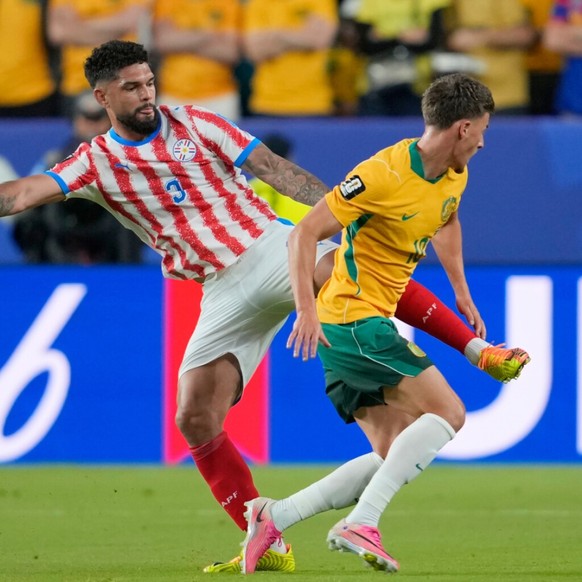 L'ancien joueur du FC Bâle Omar Alderete (à g.) et le Paraguay devront patienter avant de confirmer leur qualification pour les 16es.