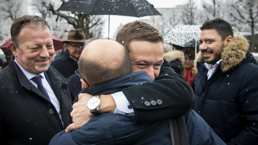Le nouveau membre du Conseil d&#039;Etat du canton de Fribourg Romain Collaud, centre, du parti PLR, reagit a cote du conseiller d&#039;Etat PLR Didier Castella, gauche, lors du deuxieme tour des elec ...