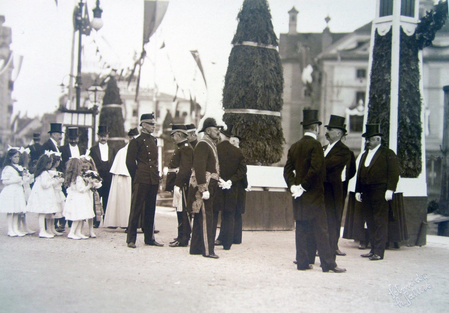 Les conseillers fédéraux, des militaires et des fillettes portant des bouquets attendent l’invité de marque à Rorschach.
https://www.recherche.bar.admin.ch/recherche/#/fr/archive/unite/19449128