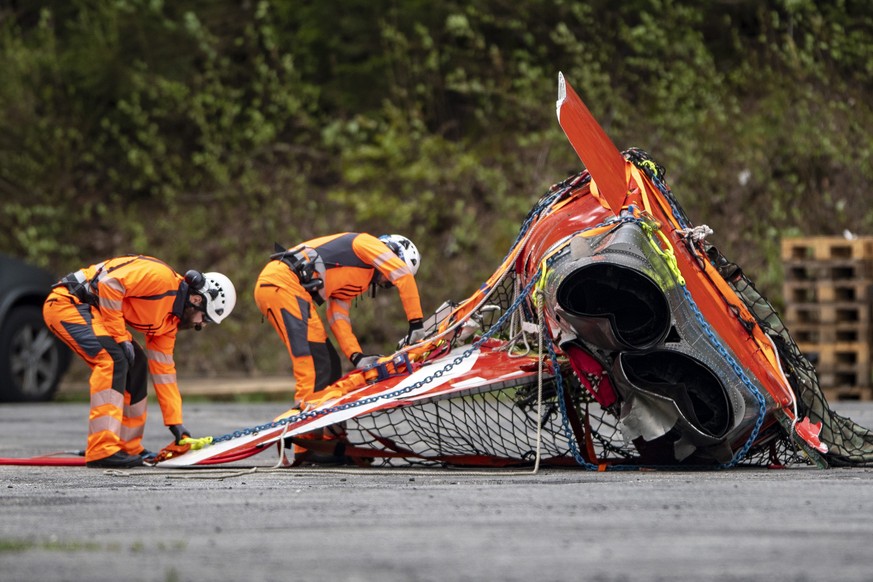 Die Schweizer Armee fliegt am Samstag, 29. Mai 2021 Truemmerteile des Tiger Kampfjets von der Melchsee Frutt auf die Stoeckalp im Melchtal im Kanton Obwalden, nachdem am letzten Mittwoch ein Flugzeug  ...