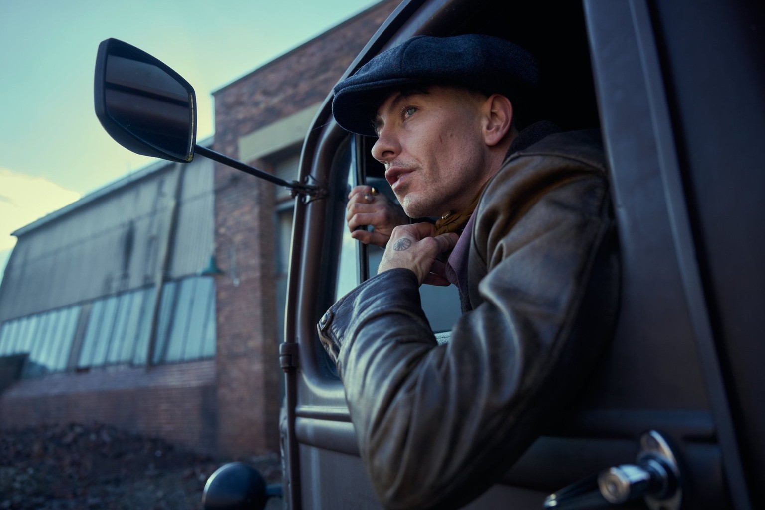 L'irlandais Barry Keaaon, nouveau visage du cinéma britannique, s'impose une place de choix dans l'univers de Peaky Blinders en jouant le films de Thomas Shelby.