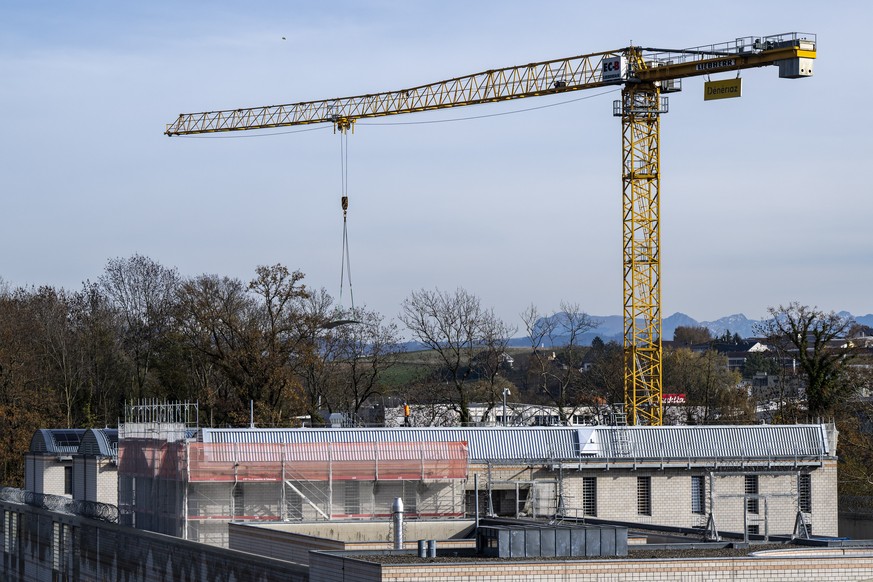 Une grue et des ouvriers travaillent a la renovation de la prison pour femmes de la Tuiliere le mercredi 12 novembre 2025 a Lonay. La renovation de la prison pour femmes de la Tuiliere a Lonay (VD) co ...