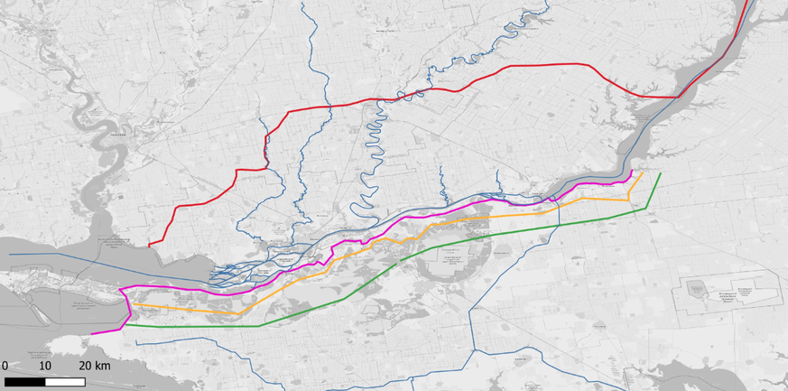 En rouge: la ligne du front. En rose, jaune et vert: les lignes de défense russes.