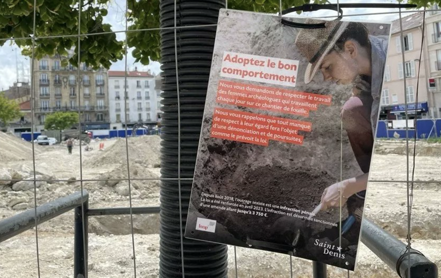 Une affiche appelle à respecter les femmes qui travaillent sur le chantier de fouilles archéologiques de Saint-Denis, en France.