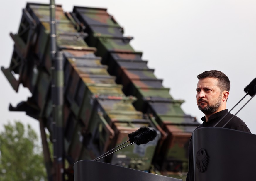 epa11404625 President of Ukraine Volodymyr Zelensky stands in front of a &#039;Patriot&#039; anti-aircraft missile system during his visit to a military training area in Germany, 11 June 2024. Ukraini ...