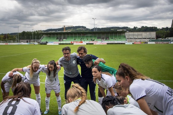 L&#039;entraineur d&#039;Yverdon Frederic Davoli, centre, parle avec les joueuses lors de la rencontre de football de Women&#039;s Super League entre FC Yverdon Feminin et Grasshopper Club Zuerich le  ...