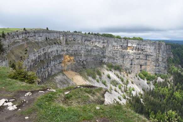 Die Creux du Van-Schlucht bei Noiraigue, aufgenommen am Sonntag, 6. Juni 2021. (KEYSTONE/Simon Meier)