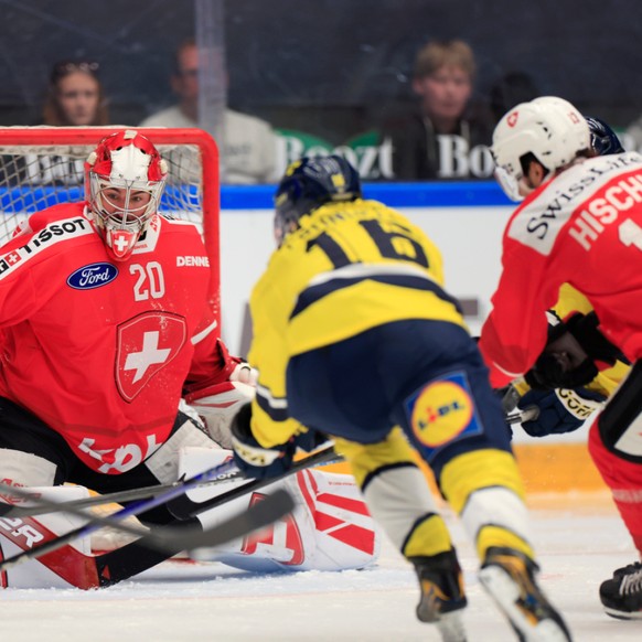 Berra (à gauche) et la Suisse ont été battus 3-0 par la Suède