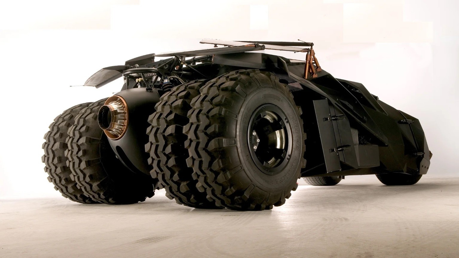 Wayne Enterprises Tumbler ... it Chevy LS3-V8-Motor. Kostenpunkt: 3 Millionen.
https://brucewaynex.com/pages/tumbler