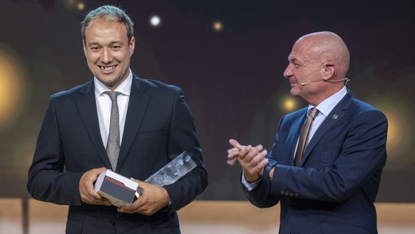 Liga-Direktor Denis Vaucher, rechts, mit dem Most Valuable Player der Playoffs, Jan Kovar, EV Zug, anlaesslich der Swiss Ice Hockey Awards, am Freitag, 29. Juli 2022 in Bern. (KEYSTONE/Marcel Bieri)