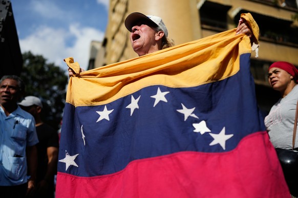 Government supporters rally in Caracas, Venezuela, Saturday, Jan. 3, 2026, after President Donald Trump announced that U.S. forces had captured Venezuelan President Nicolás Maduro and his wife. (AP Ph ...