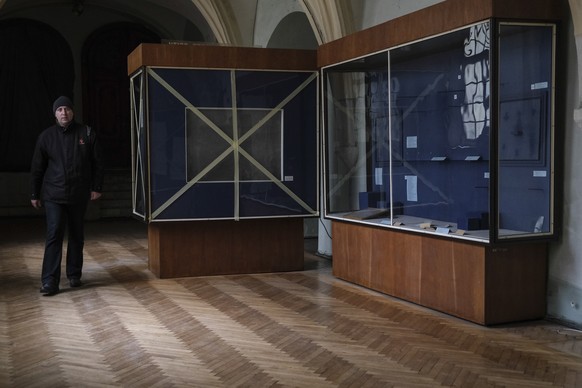 Vitrines vides au Musée d'histoire des religions de Lviv le 07 mars 2022. Les artefacts sont désormais dans des bunkers.
