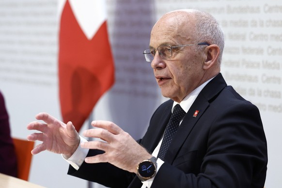 Bundesrat Ueli Maurer spricht waehrend einer Medienkonferenz des Bundesrates zum Thema &quot;Uebernahme der EU-Verordnung ueber die Europaeische Grenz- und Kuestenwache (Weiterentwicklung des Schengen ...