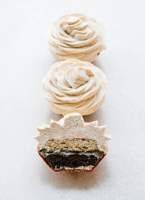 La fleur de vanille, composée de pâte sucrée croustillante, praliné vanille, biscuit aux amandes, confiture de lait vanillée et crème montée à la vanille. Mourir? Oui.