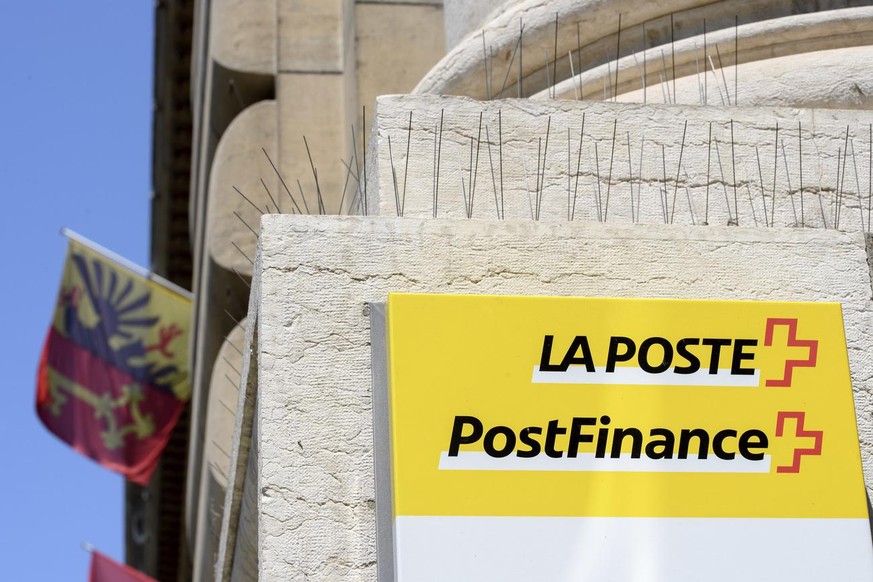 Le logo de la poste avec le drapeau genevois, ce mercredi, 21 juin 2017, a Geneve. Tous les cantons romands sont desormais fixes sur l&#039;impact qu&#039;aura la restructuration de La Poste sur leur  ...