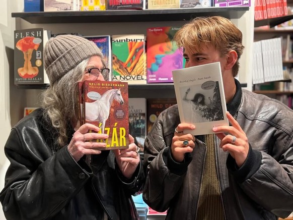 Nelio Biedermann et Patti Smith, dans une librairie, avec leurs livres respectifs.