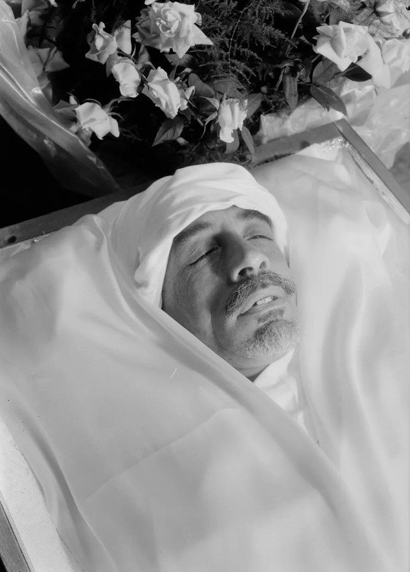Le portrait post-mortem de Fayçal Ier, réalisé à Berne par Carl Jost.
https://www.query.sta.be.ch/detail.aspx?ID=306987