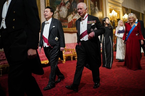 LONDON, ENGLAND - NOVEMBER 21: Catherine, Princess of Wales and Choo Kyung-ho Deputy Prime Minister of South Korea followed by Princess Anne, Princess Royal and guests attend the State Banquet at Buck ...