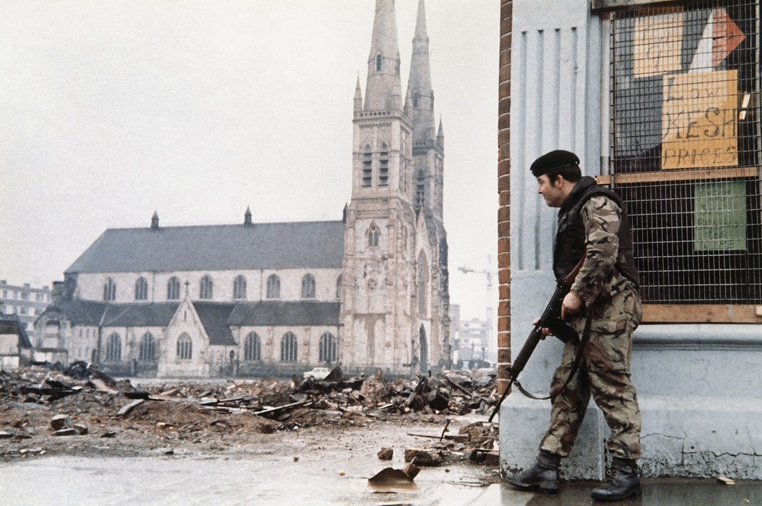 A British soldier patrols near a church on the edge of the Falls Road District of Belfast, Northern Ireland on April 3, 1972. (AP Photo) (KEYSTONE/AP/)