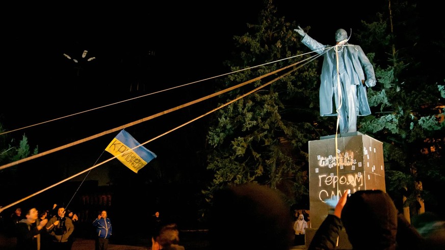 Une statue de Lénine est renversée pendant les manifestations de l&#039;Euromaïdan: Poutine considère ces manifestations comme un complot orchestré par l&#039;Occident.