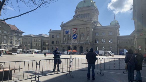 A midi, peu après la fermeture du marché, la police a bouclé la Place fédérale.