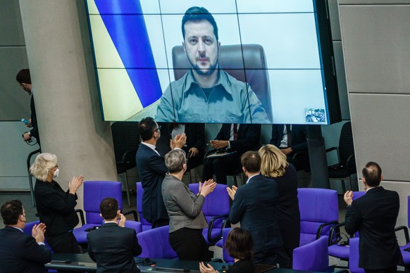 epaselect epa09830870 Ukrainian President Volodymyr Zelensky addresses the German parliament in Berlin, Germany, 17 March 2022. Zelensky addressed German MPs amid the ongoing Russian invasion of Ukrai ...