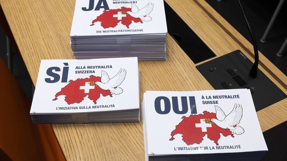 Des dépliants sur l'initiative pour la neutralité de l'UDC (archives, novembre 2022..