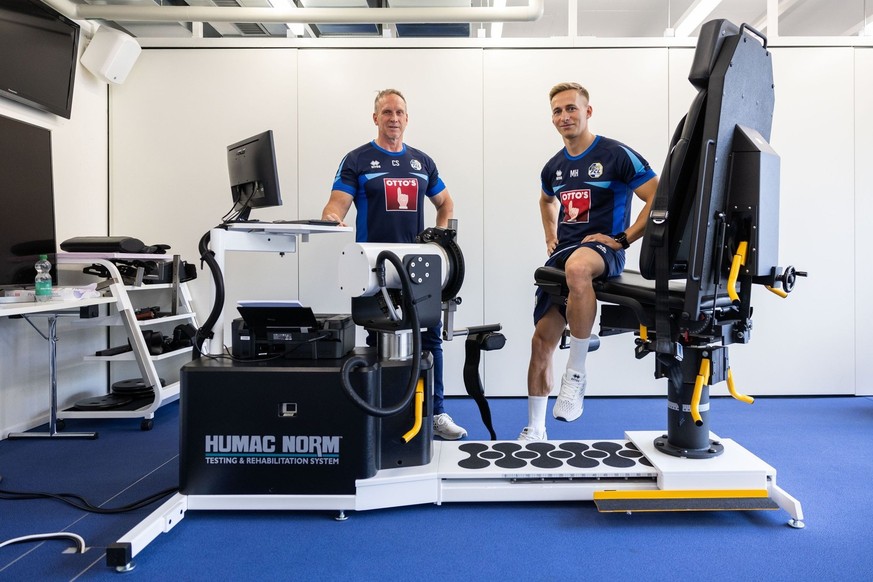 Christian Schmidt, responsable de la performance (à gauche), et Marco Heer, préparateur physique, avec la nouvelle machine spéciale du FCL.