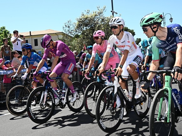 Jan Christen (en blanc) est en tête du classement du meilleur jeune, et à 4 secondes du maillot rose de Giulio Ciccone au soir de la 4e étape du Tour d'Italie.